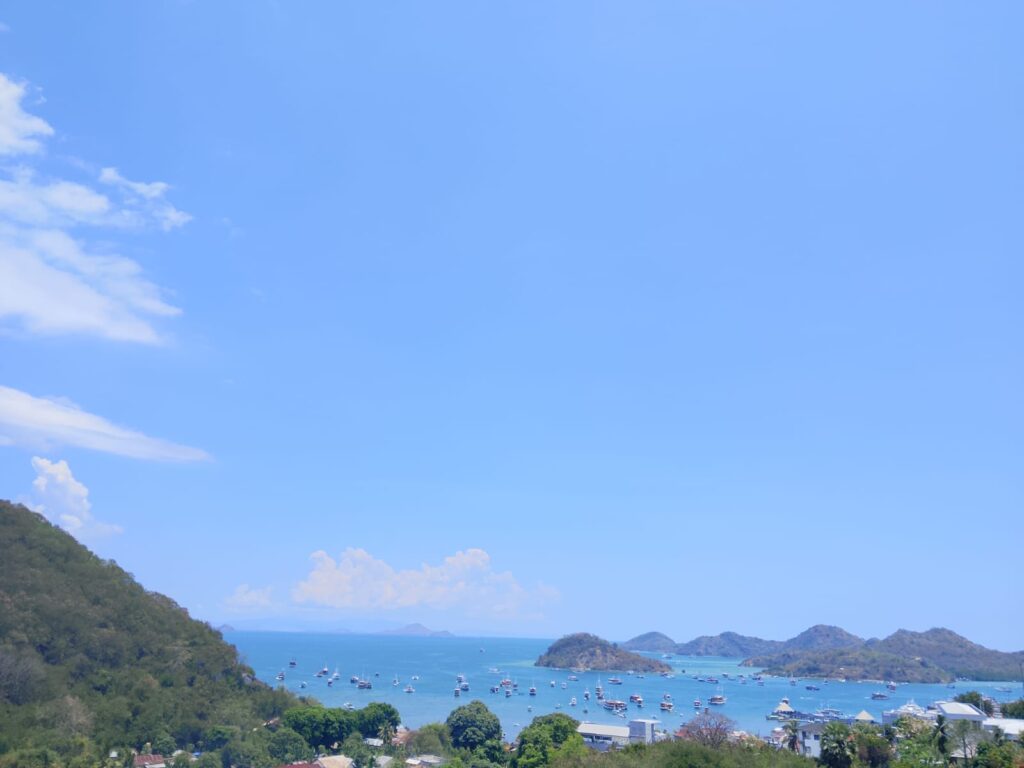 Keindahan Laut dan Bukit Di Labuan Bajo