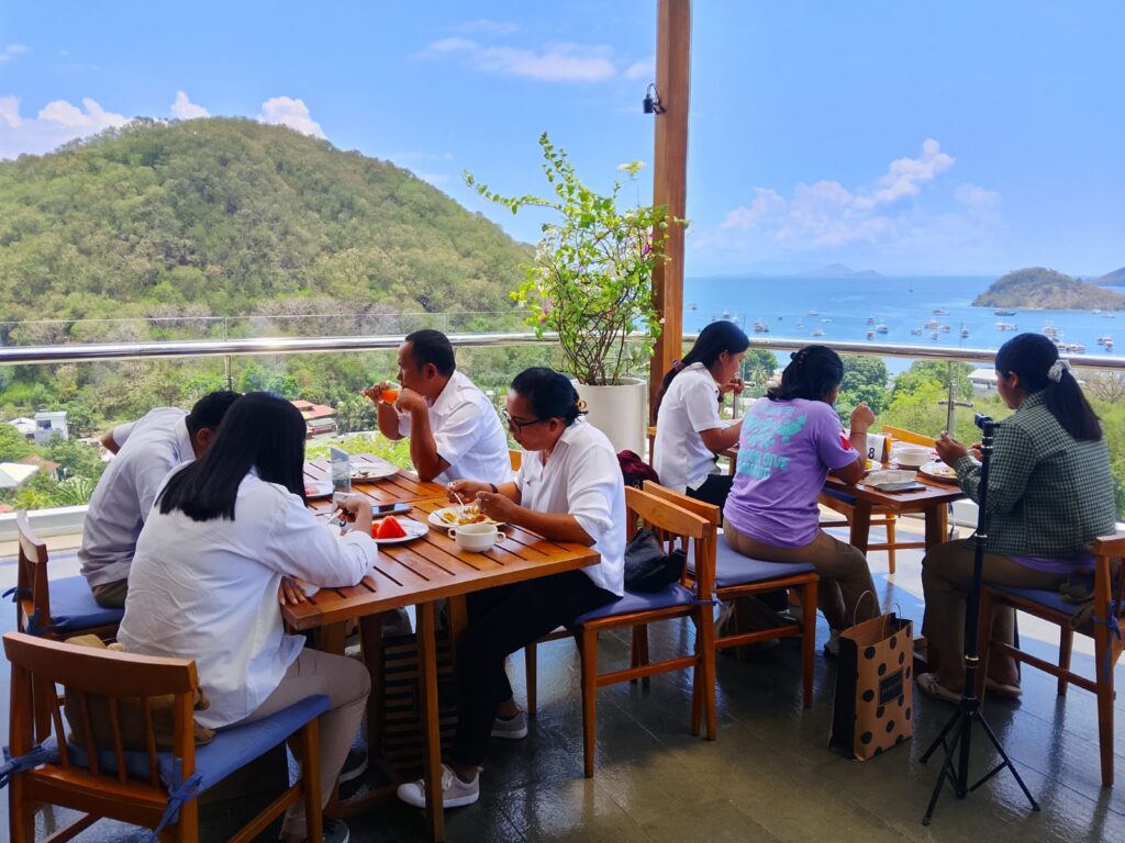 Makan Siang Di Labuan Bajo