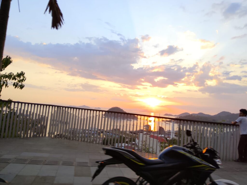 Senja Di Puncak Waringin