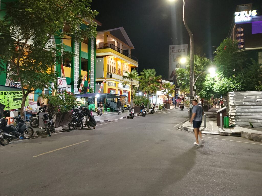 Suasana Di Jalan Dekat Pelabuhan Labuan Bajo