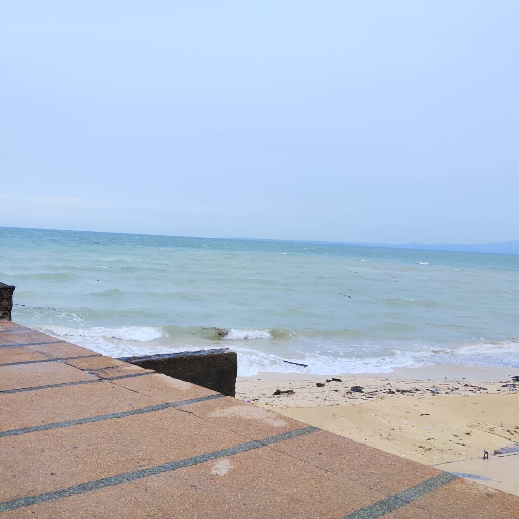 Pantai Kelapa Lima Di Pinggir Jalan Kota Kupang