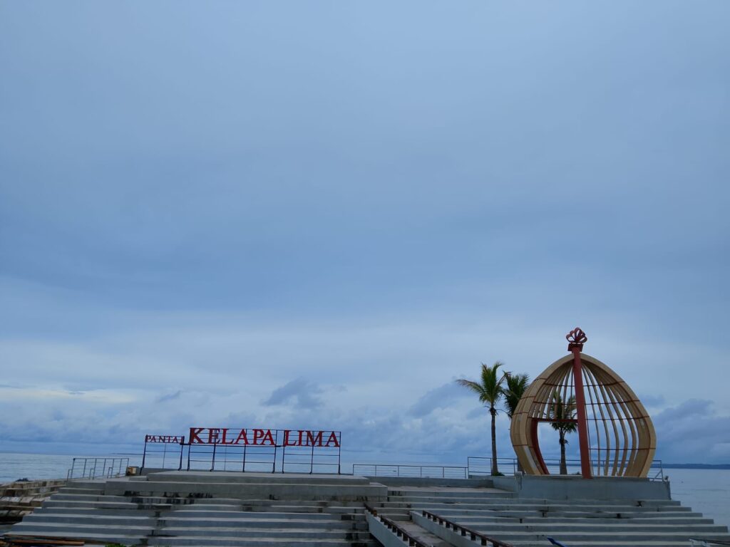 Pantai Kelapa Lima Di Samping Jalan Kota Kupang