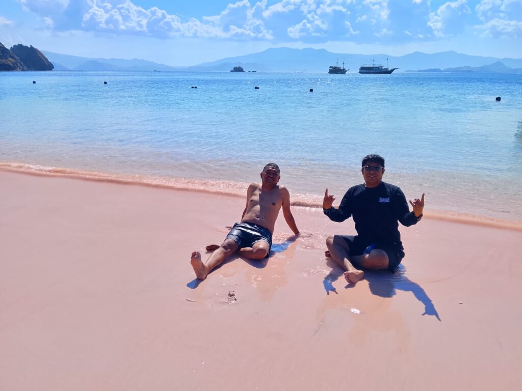 Berenang Di Pantai Pink Nusa Tenggara Timur