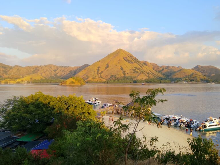 Bukit Kamou Dilihat dari Pulau Kelor