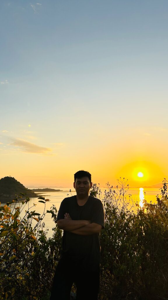 Matahari Terbenam Di Bukit Perpisahan Pulau Kelor Labuan Bajo