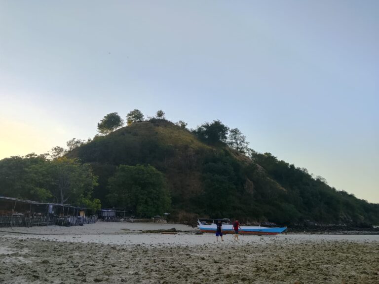 Mendaki Bukit Di Pulau Kelor