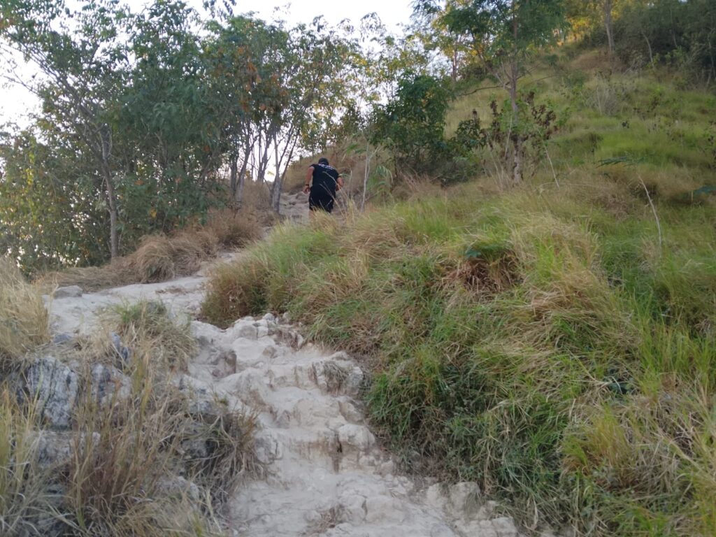 Mendaki Bukit Perpisahan Pulau Kelor Labuan Bajo