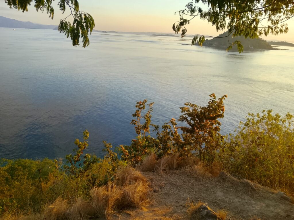 Mendaki Bukit Perpisahan Pulau Kelor Labuan Bajo 2
