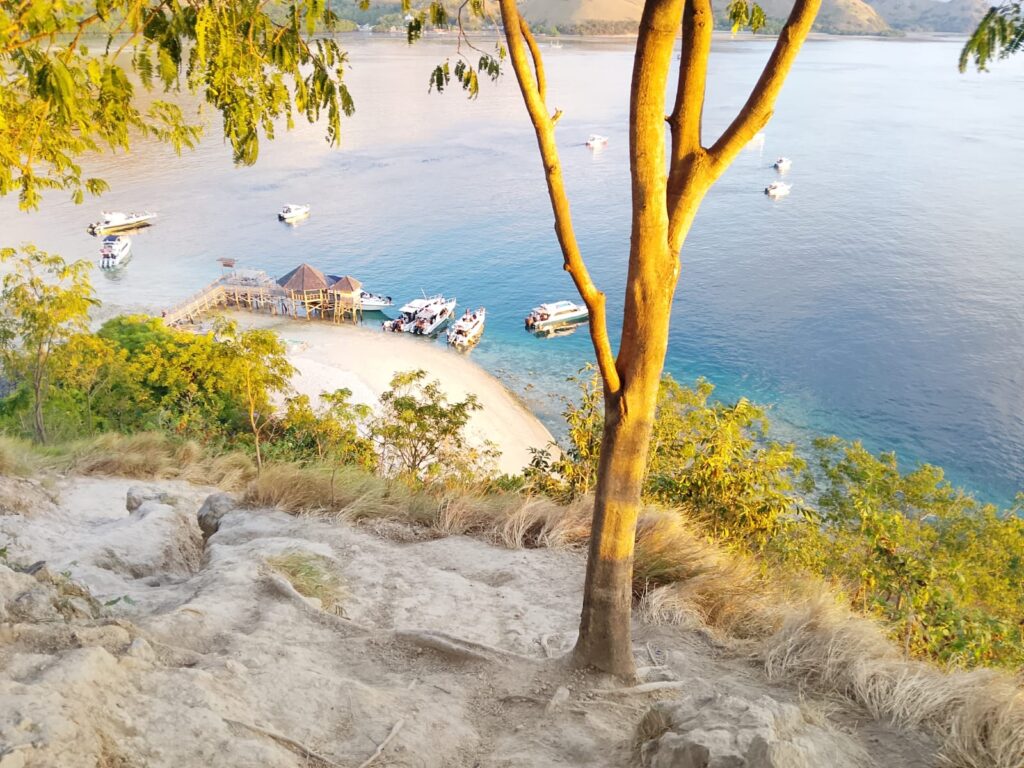 Mendaki Bukit Perpisahan Pulau Kelor Labuan Bajo 4
