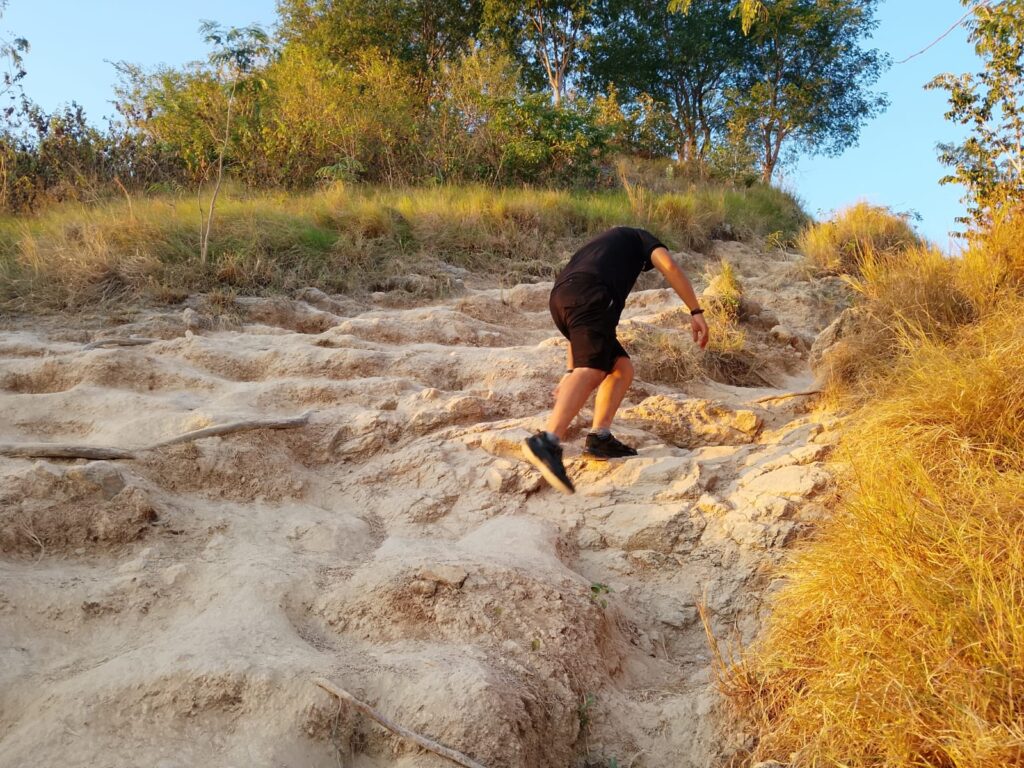 Mendaki Bukit Perpisahan Pulau Kelor Labuan Bajo 5
