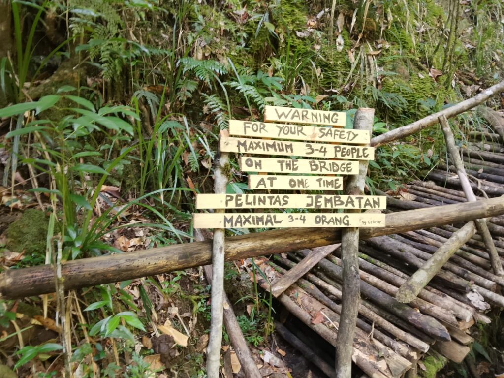 Jalan dari Bambu Menuju Tiwu Galong