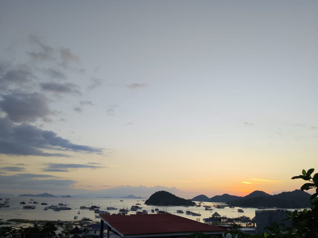Mentari Terbenam Di Dekat Puncak Waringin Labuan Bajo