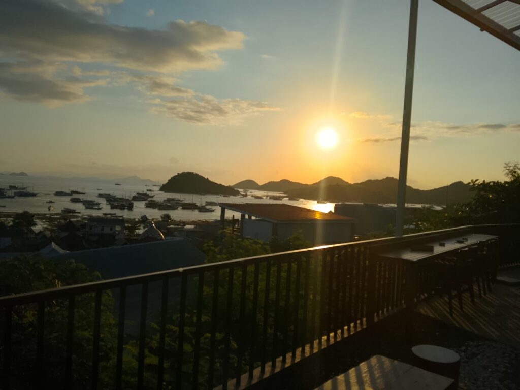 Menunggu Mata Hari Terbenam Di Labuan Bajo