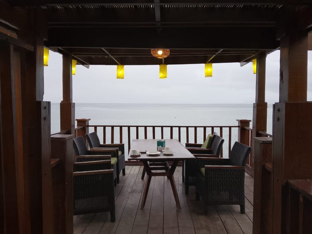 Gazebo Di Penginapan Dekat Laut Maumere