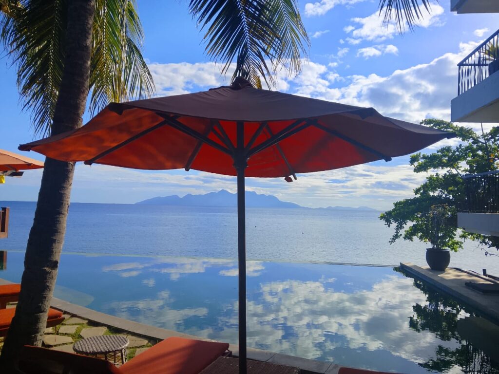 Pemandangan Kolam Renang dan Laut Seakan Menyatu