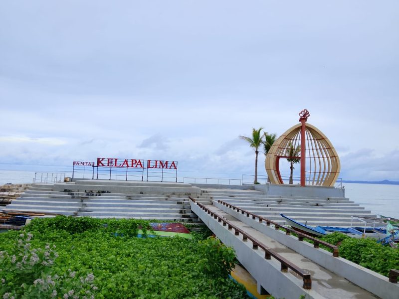 Aku dan Pantai Kelapa Lima Kota Kupang