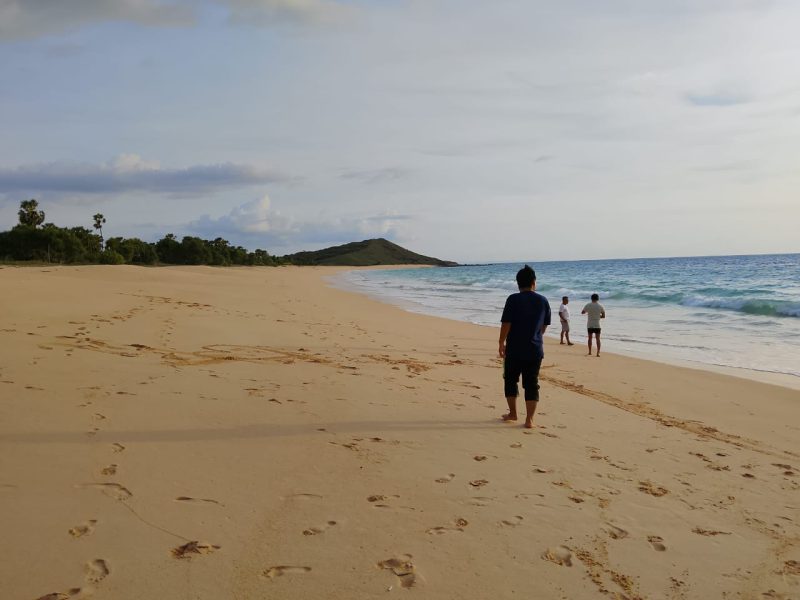 Aku dan Pantai Liman Pulau Semau Nusa Tenggara Timur