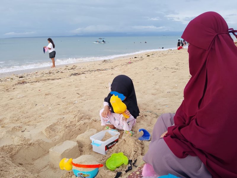 Aku dan Pantai Pasir Panjang Nusa Tenggara Timur