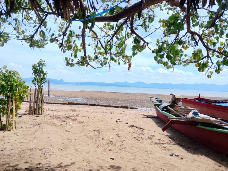 Aku dan Pantai Sulamanda Nusa Tenggara Timur